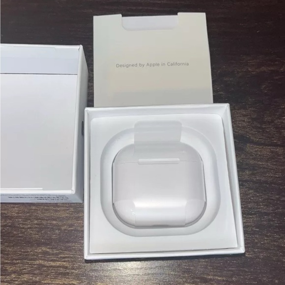 Bluetooth headphones that connnext to your phone instantly comeswith charger/box - Picture 6 of 7